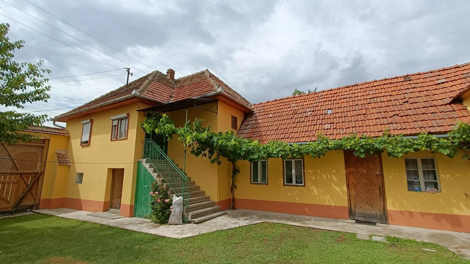 Fațadă refăcută la o casă veche